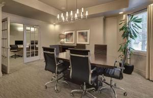 una oficina con mesa y sillas en una habitación en Comfortable Apartment with Pool Gym & other Amenities #3304, en Woburn
