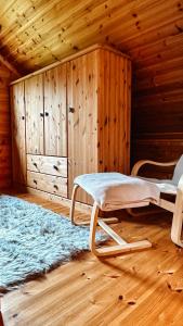 Zimmer mit einem Bett und einem Teppich in einer Hütte in der Unterkunft Blockhaus Rügen - Natur, Strand und Mee(h)r in Dranske