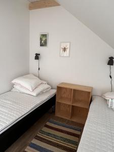 - 2 lits jumeaux dans une chambre aux murs blancs dans l'établissement Nordgården - ferie på landet, à Skibby