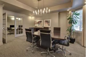 een kantoor met een tafel en stoelen in een kamer bij Comfortable Apartment with Pool Gym & other Amenities #4110 in Woburn