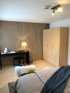 Postel nebo postele na pokoji v ubytování Ferienhaus Zulg-Doppelzimmer mit Gartenblick