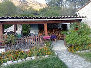 ein Haus mit einer Terrasse mit einem Blumenstrauß in der Unterkunft AlpesAzur in Coursegoules