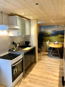 a kitchen with a counter and a table in a room at Entzückendes Doppelzimmer in Steffisburg