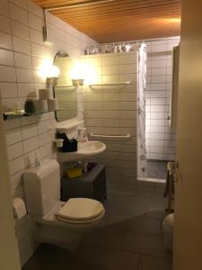 ein Bad mit einem WC und einem Waschbecken in der Unterkunft Entzückendes Doppelzimmer in Steffisburg