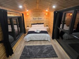 a bedroom with a bed in a wooden cabin at SEYRİ VADİ TİNY HOUSE in Ardeşen