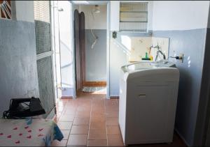 y baño con lavabo y lavadora. en Canto do Sossego, en Pindamonhangaba