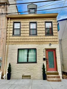 Gallery image of Bridge City Row House in Pittsburgh