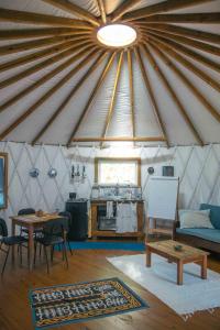 um quarto com uma tenda com uma mesa e cadeiras em Comunidade Ibipuris em Nova Friburgo