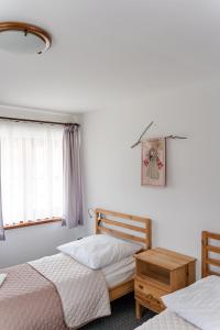 1 Schlafzimmer mit 2 Betten und einem Fenster in der Unterkunft Stanica Hucuł in Sułkowice