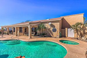 una piscina frente a una casa en Lake Havasu Oasis, en Lake Havasu City