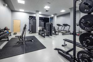 un gimnasio con varias cintas de correr y pesas en Scandic Opus Horsens en Horsens