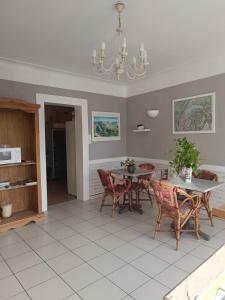 Kuchyň nebo kuchyňský kout v ubytování Hotel Le Beauregard
