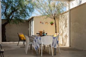 ein Tisch und Stühle auf einer Terrasse in der Unterkunft A un passo dal Mare - Villa Corallo Torre Borraco in Manduria