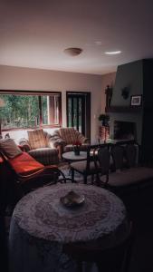 uma sala de estar com um sofá e uma mesa em CURTA! | Casa dos Pássaros - Campo Alegre em Campo Alegre