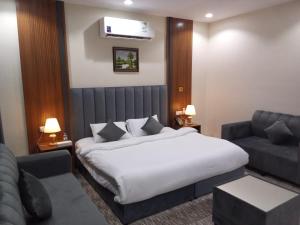 Ein Bett oder Betten in einem Zimmer der Unterkunft فندق انسام طيبة للضيافة