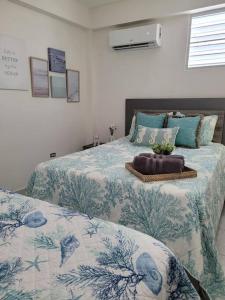 薩利納斯的住宿－Marina Bliss Apartment，一间卧室配有两张带蓝白色床单的床