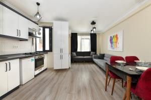 Cucina o angolo cottura di Modern Cozy Apt For Large Group and Families