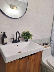 薩利納斯的住宿－Marina Bliss Apartment，一间带水槽、镜子和卫生间的浴室