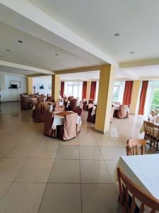 - un restaurant avec des tables et des chaises dans une salle dans l'établissement Pensiunea Paradis Baile Herculane, à Băile Herculane