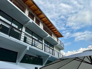 een groot wit gebouw met een balkon bij Quinta del Valle Suite Jr 3 2pax in Valle de Bravo
