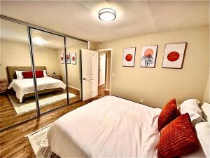 - une chambre avec un grand lit blanc et un miroir dans l'établissement Sunrise View, à Rocklin