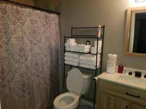 een badkamer met een toilet, een wastafel en handdoeken bij 3BR 2 And A Half BA Cozy Quiet Home Away From Home in Port Arthur