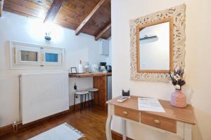 Η κουζίνα ή μικρή κουζίνα στο Cozy Attic Suite - Elia Apartments Chrisso