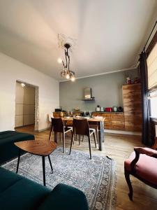un soggiorno con tavolo e sala da pranzo di Sophisticated art deco near sea, centre and parks a Ventspils