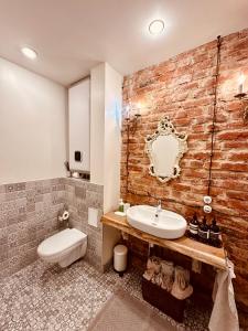 bagno con lavandino bianco e parete in mattoni di Sophisticated art deco near sea, centre and parks a Ventspils Altre 55 foto