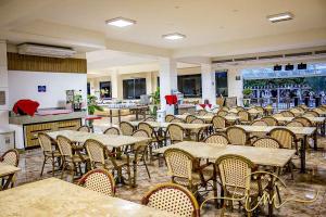 Lacqua diRoma RM Hospedagem في كالدس نوفاس: غرفة طعام مع طاولات وكراسي في مطعم