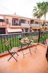 een patio met een tafel en stoelen op een balkon bij Apartamento BOREAS PARADISE Costa del Silencio in Costa Del Silencio