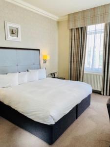 Postel nebo postele na pokoji v ubytování Leonardo Edinburgh City
