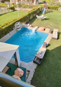 an overhead view of a swimming pool in a yard at فيلا بالكامل الساحل مارينا اطلاله فيو البحر in El Alamein