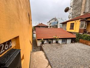 魯塞的住宿－Nice house near city center of Ruse，享有红色屋顶建筑的上方景色