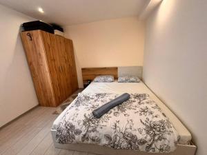 1 dormitorio con 1 cama con manta blanca y negra en Nice house near city center of Ruse en Ruse
