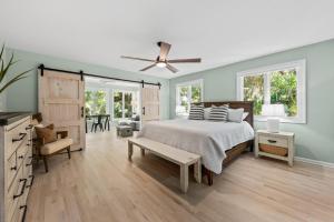 Postel nebo postele na pokoji v ubytování 2626 High Hammock