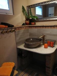 y baño con lavabo de piedra y espejo. en Rosaly, en Stolberg im Harz