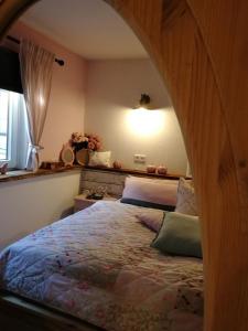 1 dormitorio con 1 cama con cabecero de madera en Rosaly, en Stolberg im Harz