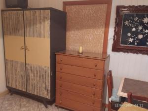 キサモスにあるErini Roomの蝋燭とキャビネット