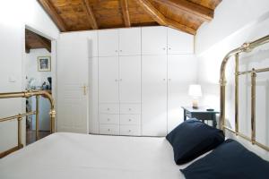 Cozy Attic Suite - Elia Apartments Chrisso客房内的一张或多张床位