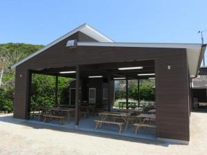 pawilon ze stołami i stołami piknikowymi w obiekcie Tokai Beach Outdoor Campsite Mori no Shonen Oji - Vacation STAY 42348v w mieście Noma
