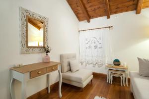 Cozy Attic Suite - Elia Apartments Chrisso的休息区