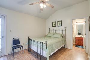 - une chambre avec un lit et un ventilateur de plafond dans l'établissement Horn Lake Townhome 14 Mi to Downtown Memphis!, à Horn Lake