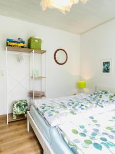 sypialnia z łóżkiem w pokoju w obiekcie Eifel-House - FeWo w mieście Weilerswist