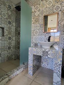 a bathroom with a sink and a mirror at Hotel Posada Camelinas in P&aacute;tzcuaro
