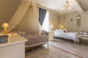 ein Kinderschlafzimmer mit 2 Betten und einem Fenster in der Unterkunft Les Trois Faisans in Bligny-sur-Ouche