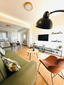 - un salon avec un canapé et une table dans l'établissement Cosy apartment with Great Views, à Longá