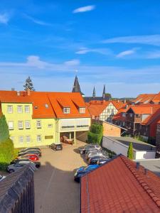 a group of cars parked in a parking lot at Altstadt-Refugium - Schlossblick, Sauna, Parkplatz, Innenstadt, Wow Sky Sport BL in Wernigerode
