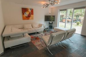 ein Wohnzimmer mit einem Sofa und einem Tisch in der Unterkunft The Poplar Place in Zeewolde
