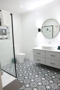 La salle de bains est pourvue d'un lavabo et d'un miroir. dans l'établissement Wardija Maisonette, à Qala